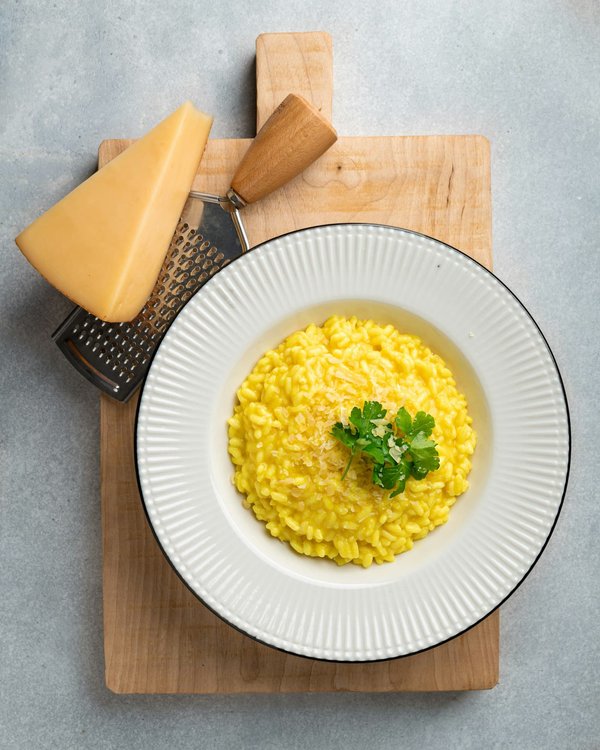 Quels sont les secrets pour réussir un risotto crémeux sans produits laitiers?