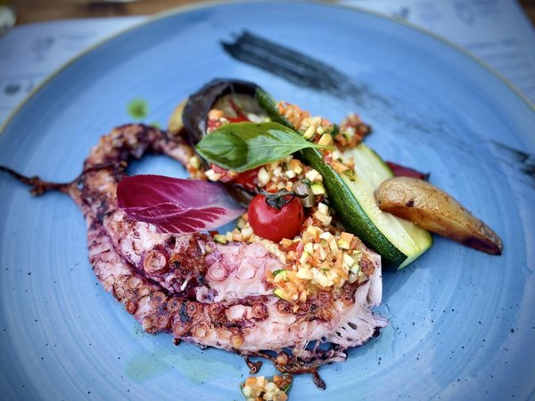 Comment cuisiner des crevettes à la plancha avec une marinade à l'ail et au persil?